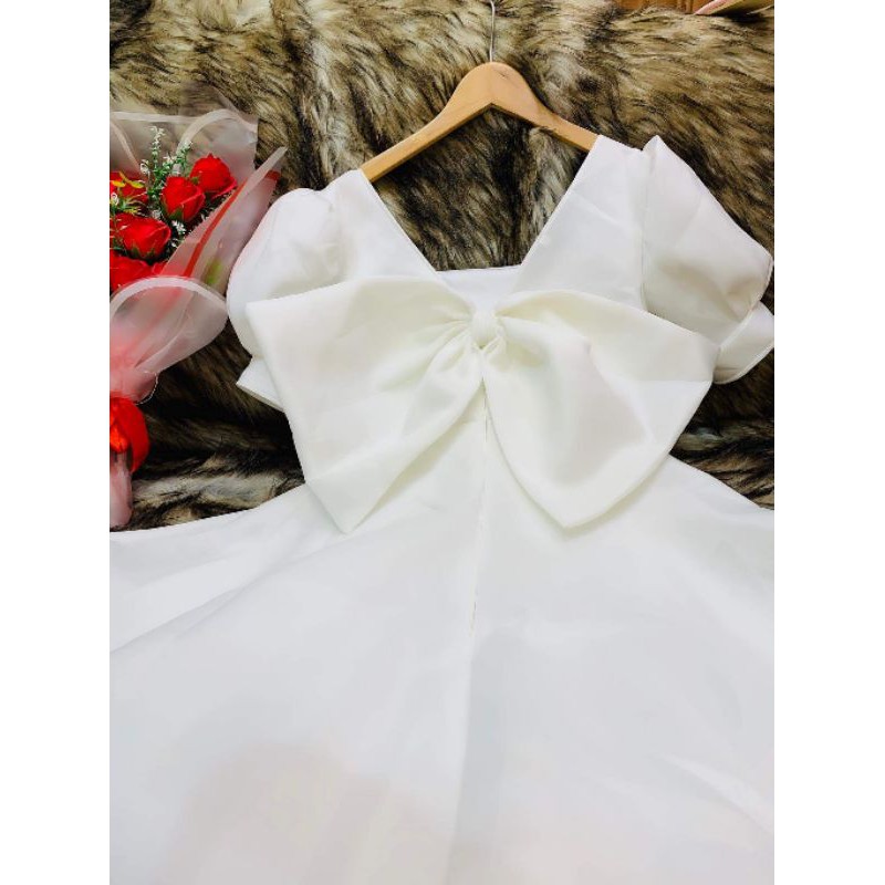 Đầm xòe công chúa tay phồng nơ to sau lưng anh thât