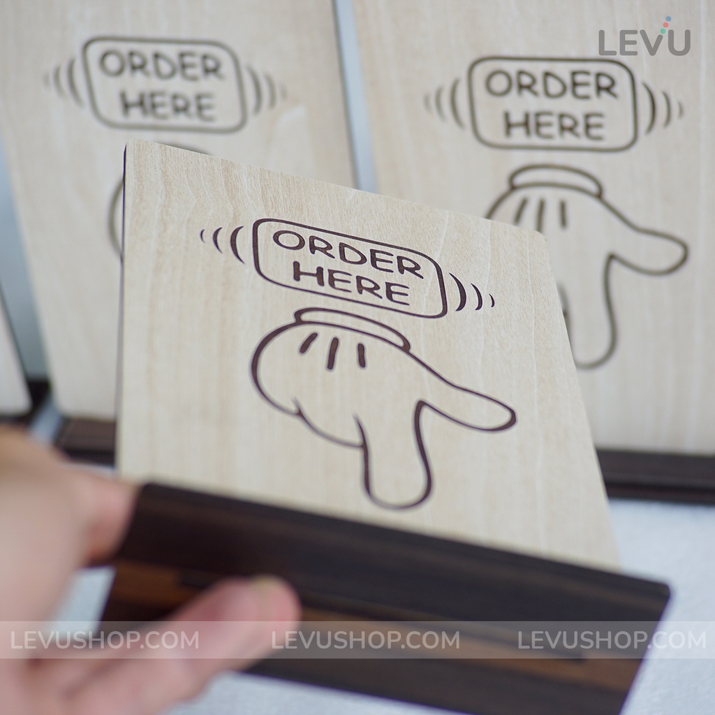 Bảng gỗ để bàn Order here 2 mặt vui lòng gọi món tại quầy khắc laser có chân đế LEVU-BG20
