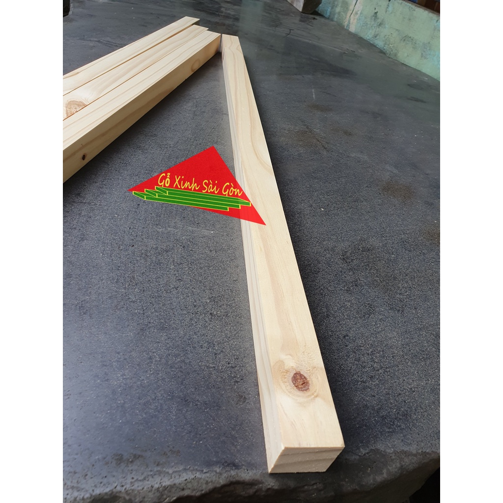 Thanh gỗ thông vuông 3x3cm, dài 80cm đã bào láng 4 mặt rất phù hợp làm khung sườn, làm chân bàn, làm trụ, khung sườn...
