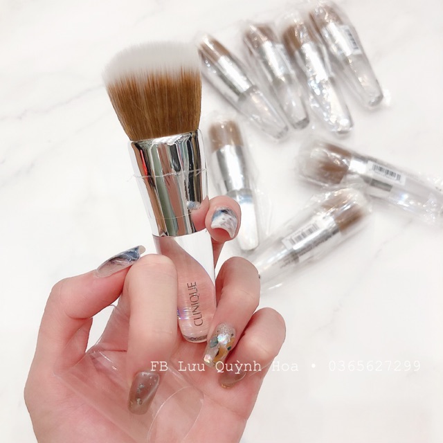 Cọ tán phấn nền Clinique Buff Brush