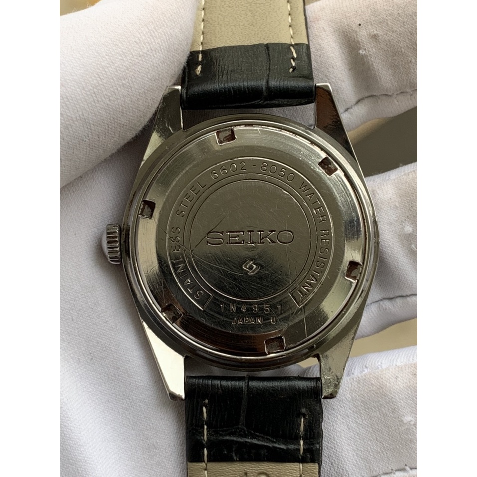 Đồng hồ nam SEIKO cơ cót 17 jewles, có ô cửa lịch, mặt màu đen, dây da thiết kế đơn giản của Nhật