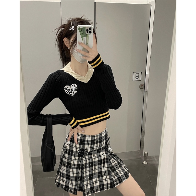 「MOTEL7」Bộ Áo Sweater Dệt Kim Dáng Ngắn Thêu Họa Tiết Màu Tương Phản + Chân Váy Ngắn Kẻ Sọc Kiểu Retro Mỹ Thời Trang Cho Nữ