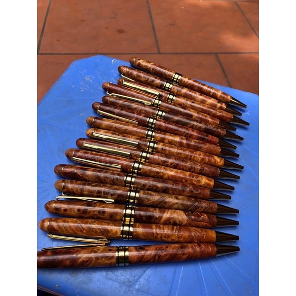 Bút nu huyết long tặng kèm hộp.