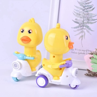 Đồ chơi vịt chạy xe Vespa