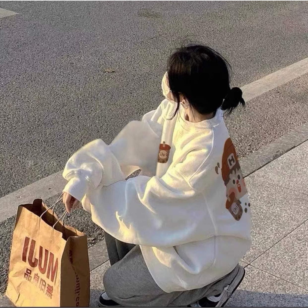 Áo nỉ đôi Sweater trắng in hình Ly Trà Sữa