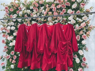 Đầm cổ V đỏ nhún