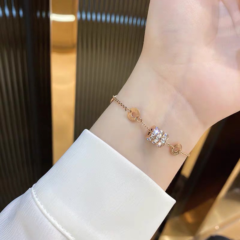 Vòng tay chất liệu thép titan mạ vàng hồng 18k đính đá zircon cỡ nhỏ sang trọng