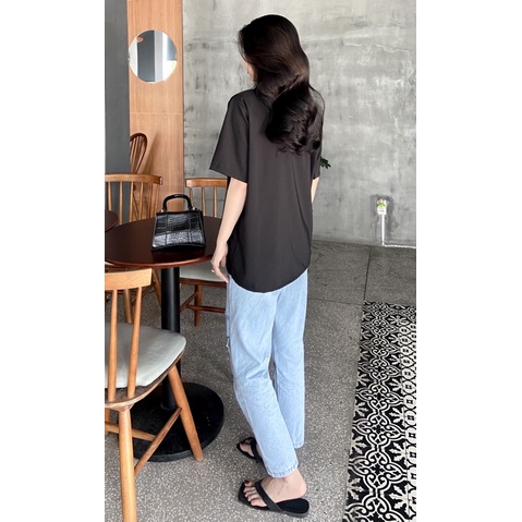 Áo sơ mi tay ngắn có 1 túi màu đen