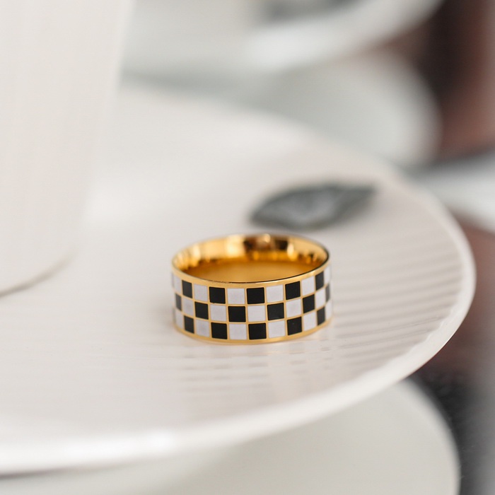 Nhẫn titan unisex kẻ caro đen trắng không gỉ UR2201