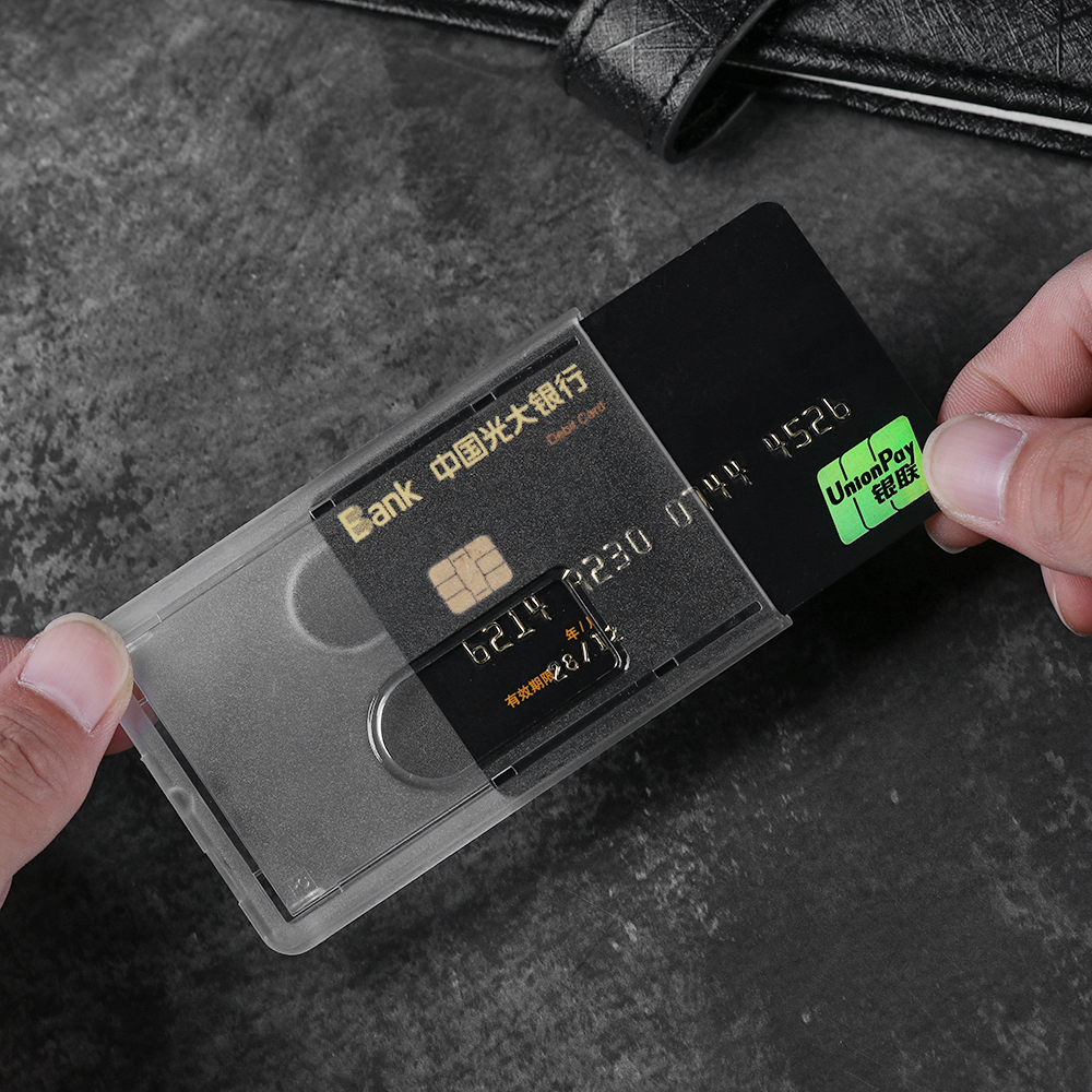 1 Bao nhựa cứng đựng thẻ tên / danh thiếp