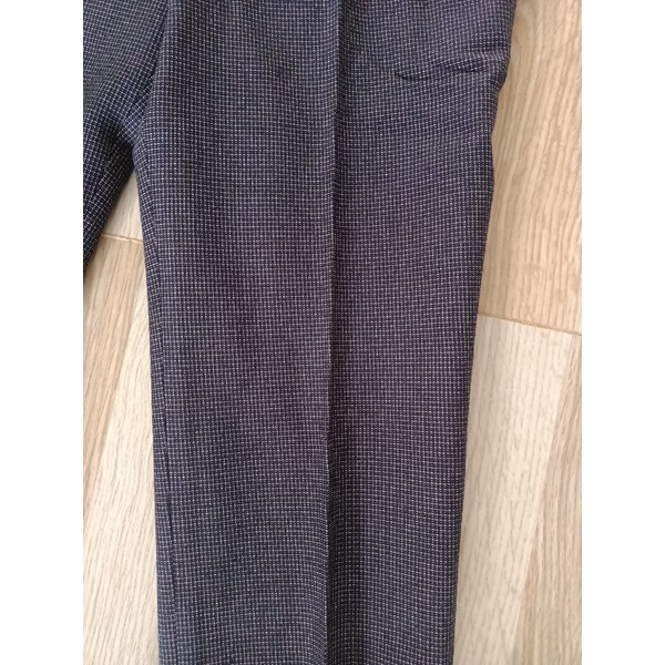 Quần tây Thái Hòa sọc caro fom ống đứng.