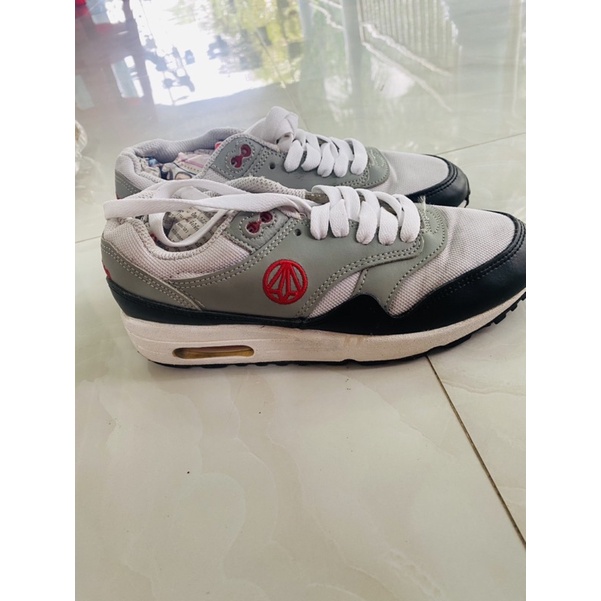 Giày thể thao hiệu si