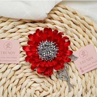Hoa cài áo handmade - hoa cúc nhụy pha lê cành đá trai cao cấp cài áo dài, váy, sơ mi