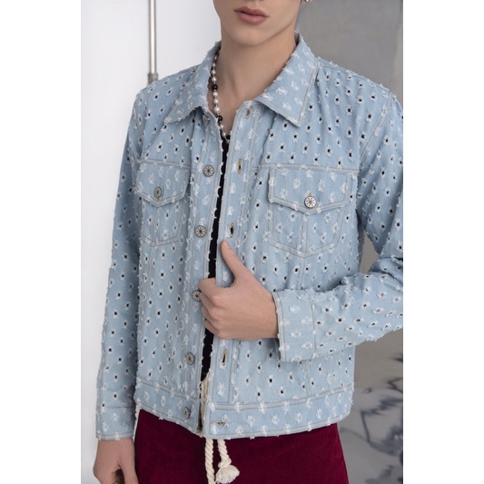 Set áo khoác jeans dáng lửng hiện đại và quần nam nhung tăm đỏ đô trong bộ sưu tập thu đông WAGG 2021