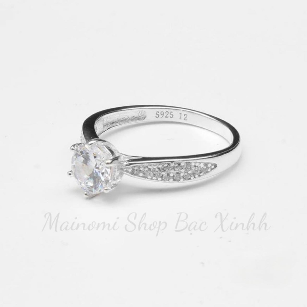 Nhẫn nữ đá cao 6 chấu MAINOMI viền dày nhỏ dần tạo nên nét đặc biệt. Mã kèm quà tặng