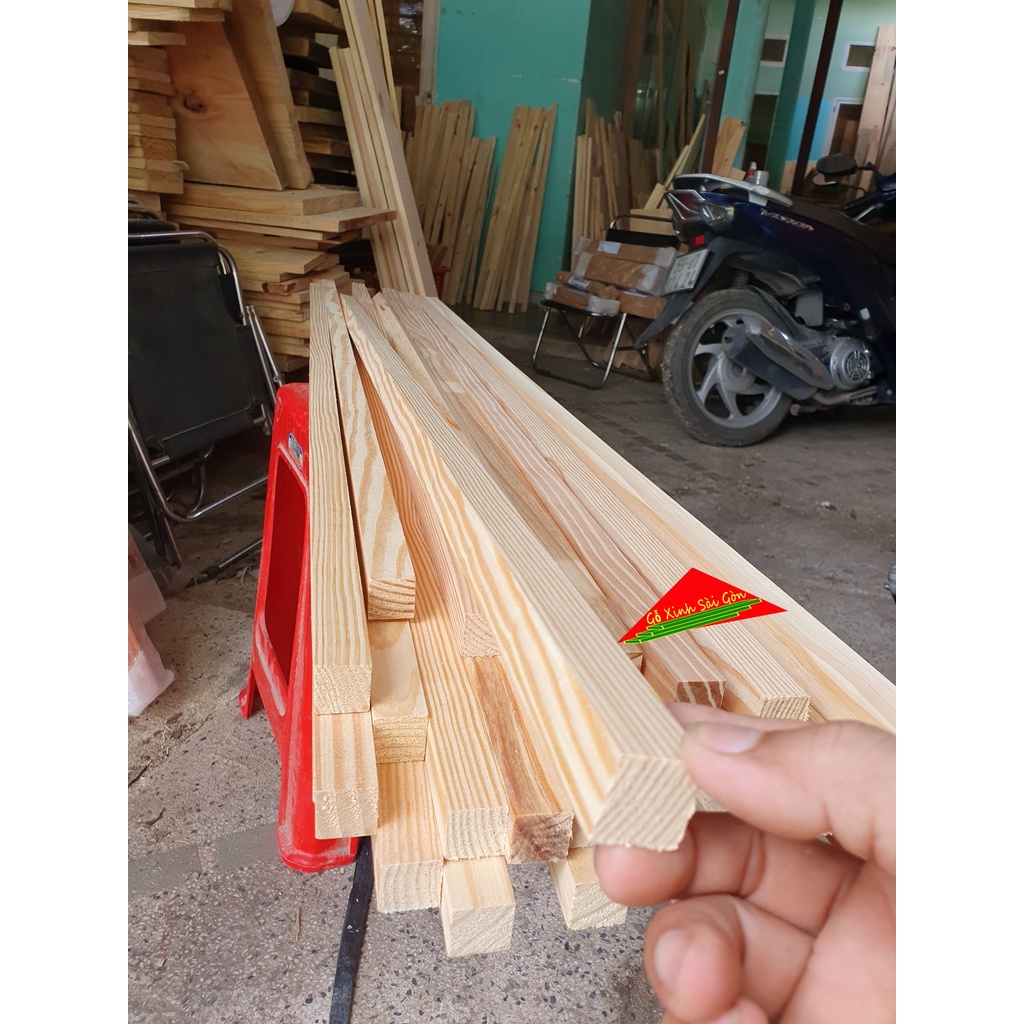 Thanh gỗ thông vuông 2cm ,dài 1m đã bào láng 4 mặt thích hợp dùng làm nẹp chỉ, đóng chuồng thú cưng, mục đích khác...