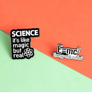 Giải thích vui nhộn 'E = mc2' Men Pins Khoa học giống như ma thuật nhưng cụm từ thật Trâm cài Huy hiệu cho nhà nghiên cứu
