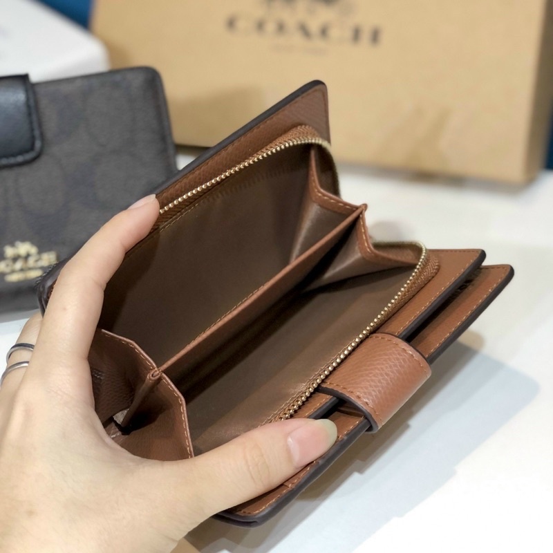 Ví Coach khoá cài màu cổ điển