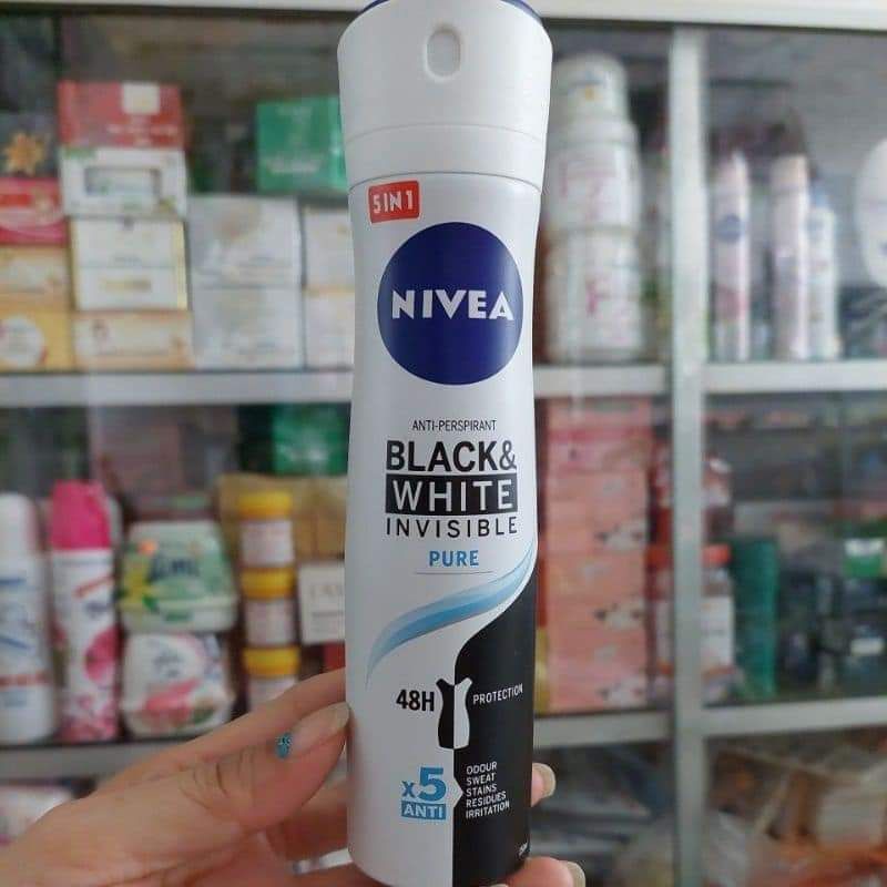 XỊT NGĂN MÙI NIVEA BLACK AND WHITE 150ML NGĂN VỆT ÁO VÀNG TRÊN ÁO