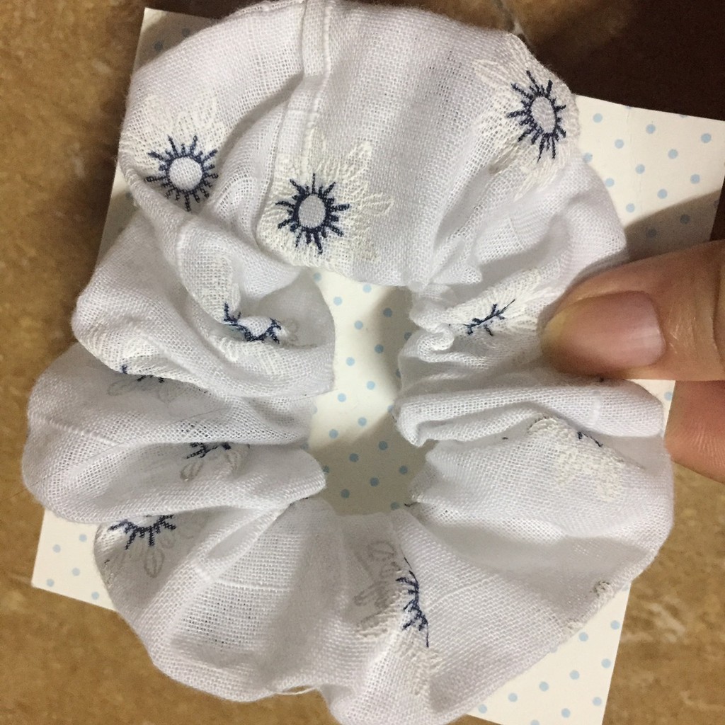 Dây buộc tóc scrunchies họa tiết hoa cúc hit hot