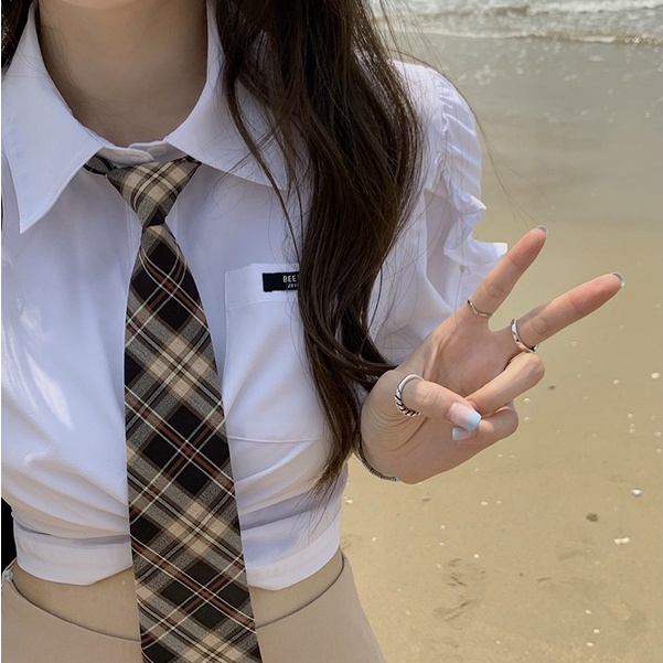 Áo sơ mi trắng croptop dáng ngắn tay bèo kèm cà vạt