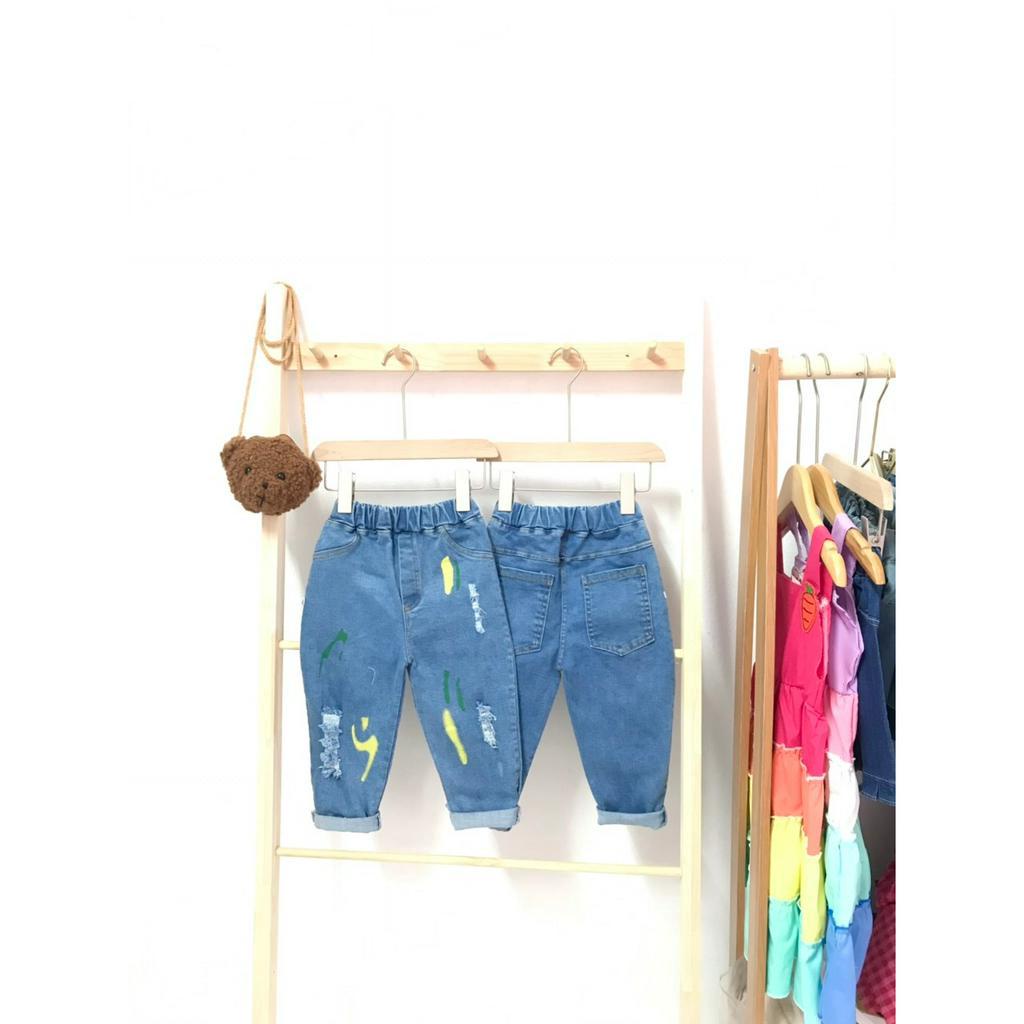 Quần bò mẫu vẩy sơn wash rách siêu sành điệu cho bé