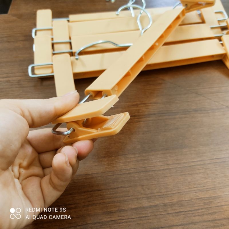 Kẹp quần nhựa màu vàng, đen - mắc kẹp treo quần áo người lớn bằng nhựa, điều chỉnh được độ rộng hẹp, hàng loại 1