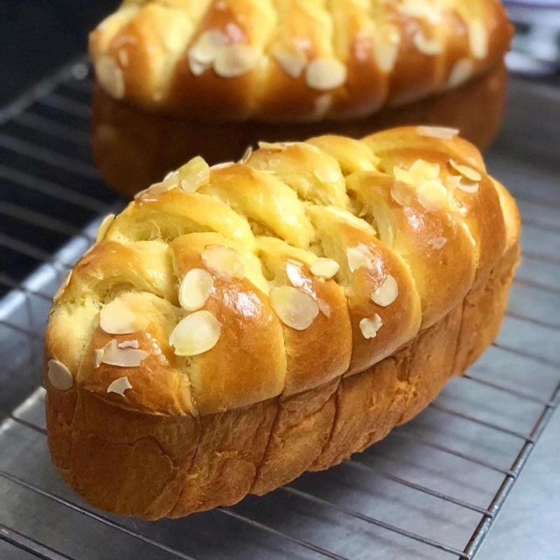 Bánh mì hoa cúc vị truyền thống và lá dứa
