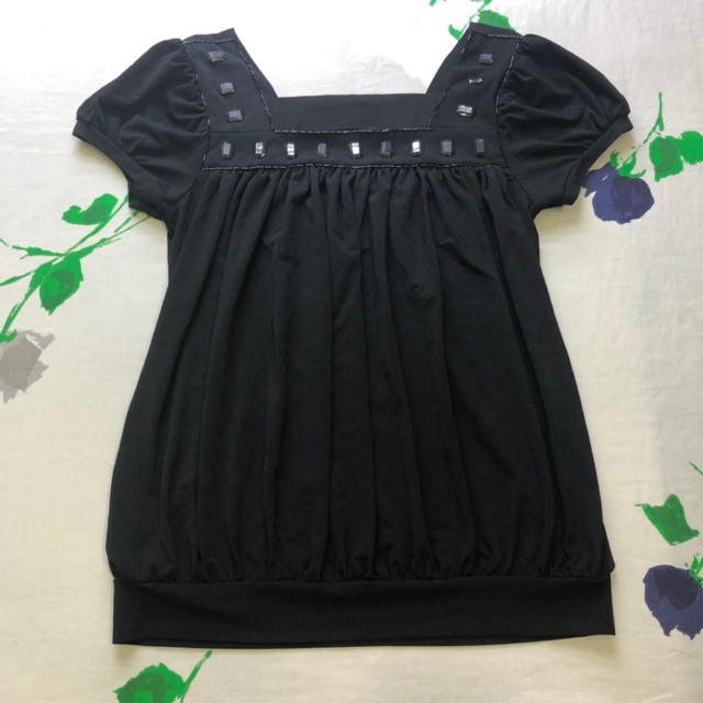 Áo Thun Kiểu Vanty Cổ Vuông Tay Bồng Ngắn Đen Đính Hạt Hottrend Cắt Nhãn - Size S