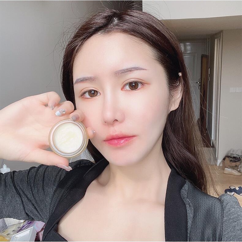 Mặt nạ môi khi ngủ RNW giúp dưỡng ẩm và tẩy tế bào chết