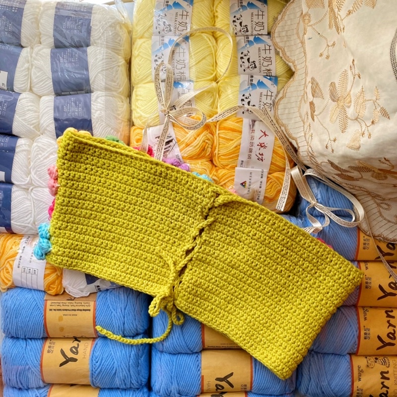Áo dây croptop len móc hoa cúc thủ công