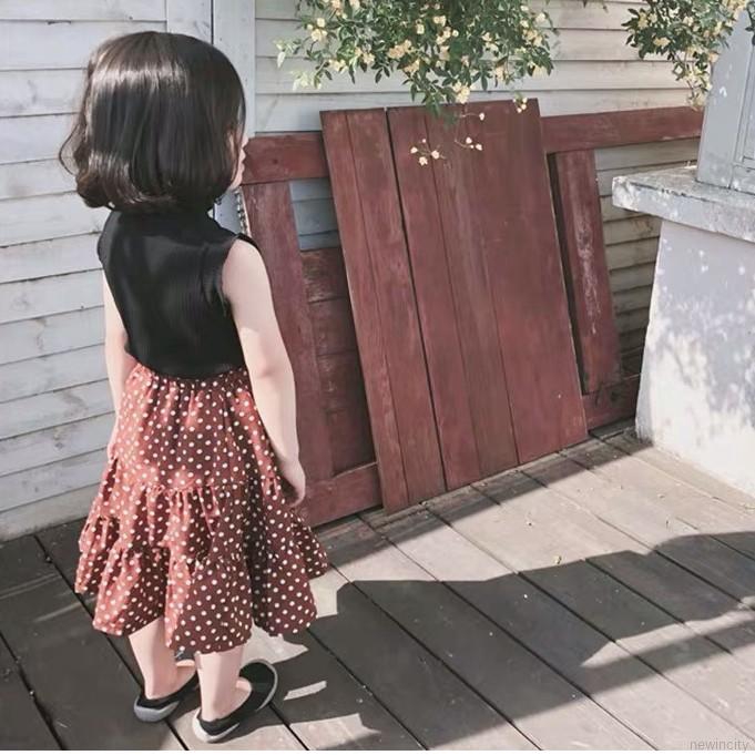 Bộ trang phục gồm áo sát nách + chân váy họa tiết chấm bi cho bé gái