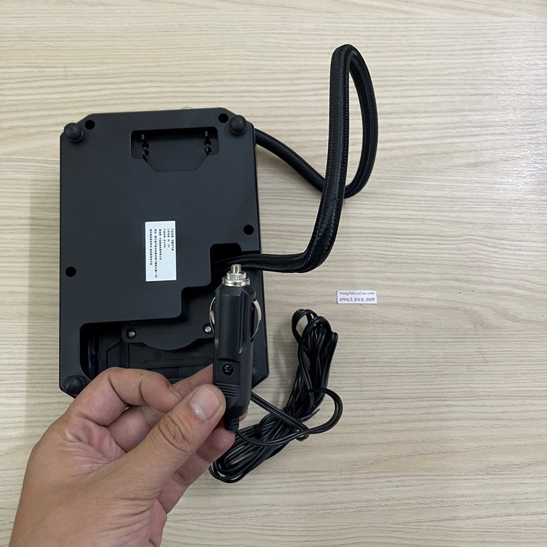 Bơm xe điện sử dựng đồng hồ điện tử báo áp xuất lốp, chất liệu nhựa ABS siêu bền (BXD08)