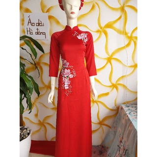 Áo dài đỏ thêu hoa cúc