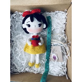 Búp bê bạch tuyết bằng len