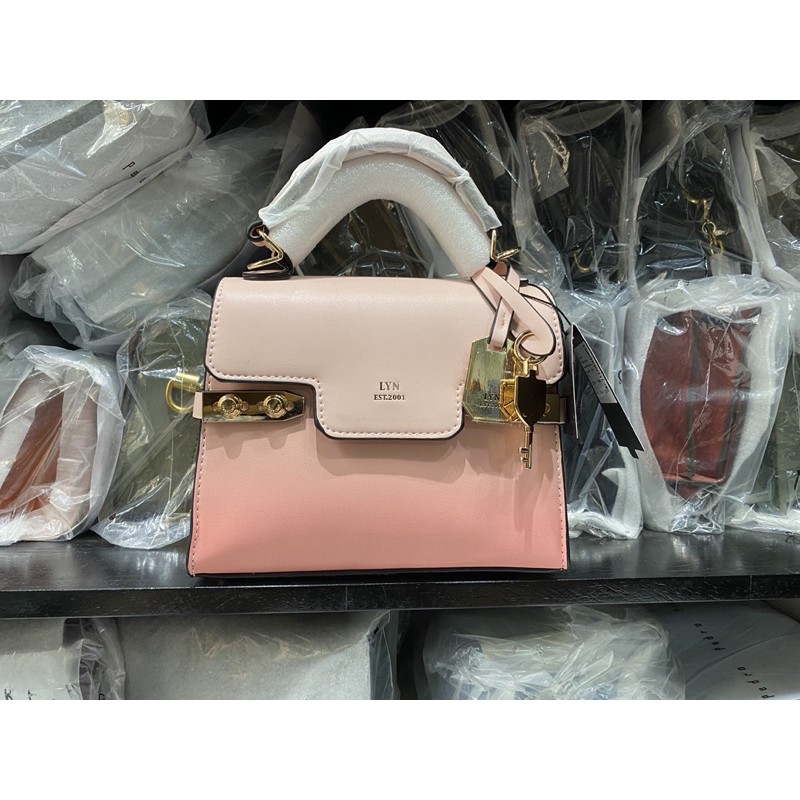 ❥ 𝐓𝐮́𝐢 𝐭𝐚𝐲 𝐜𝐚̂̀𝐦 𝐋𝐲𝐧 𝐅𝐈𝐍𝐄𝐍𝐄𝐒𝐒