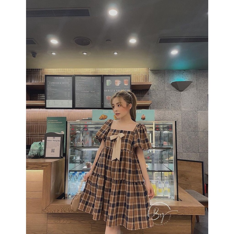 Váy kẻ nâu cổ vuông nơ tầng baby fom rộng bầu bí mặc thoải mái