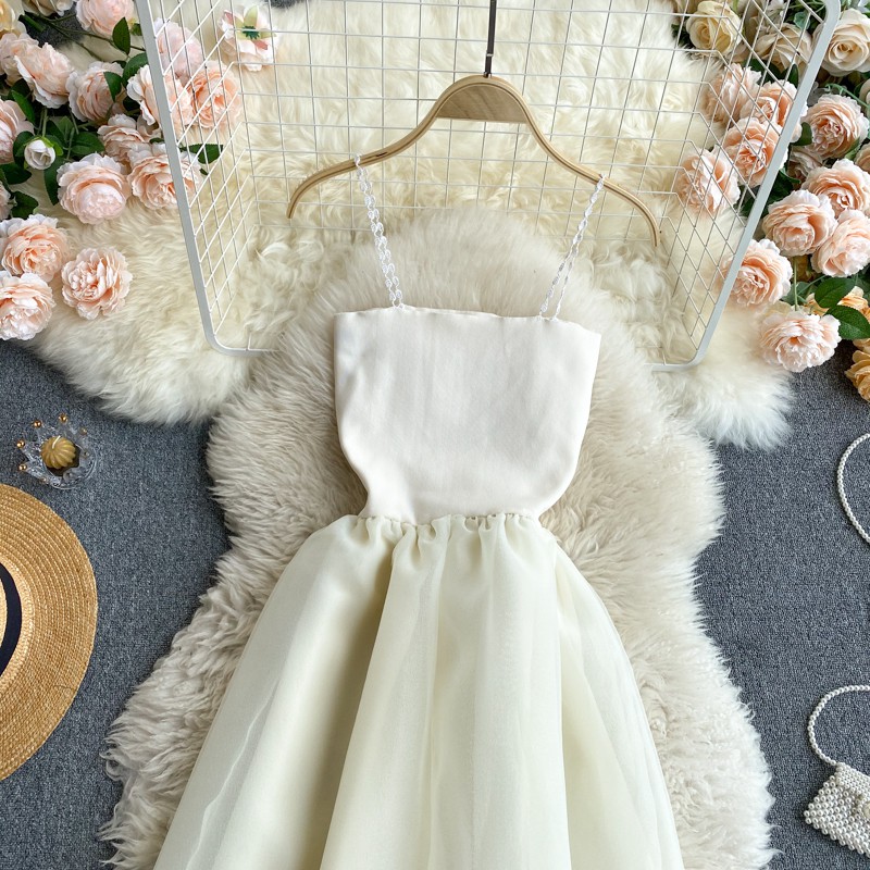 Váy hai dây trơn màu trắng, form công chúa thân váy phồng bồng