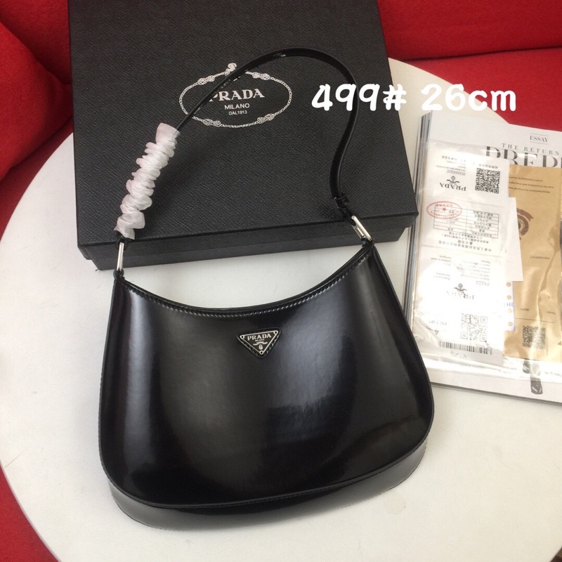 Túi xách nữ đeo một bên vai da trơn chống mài mòn logo thương hiệu nổi Prada.