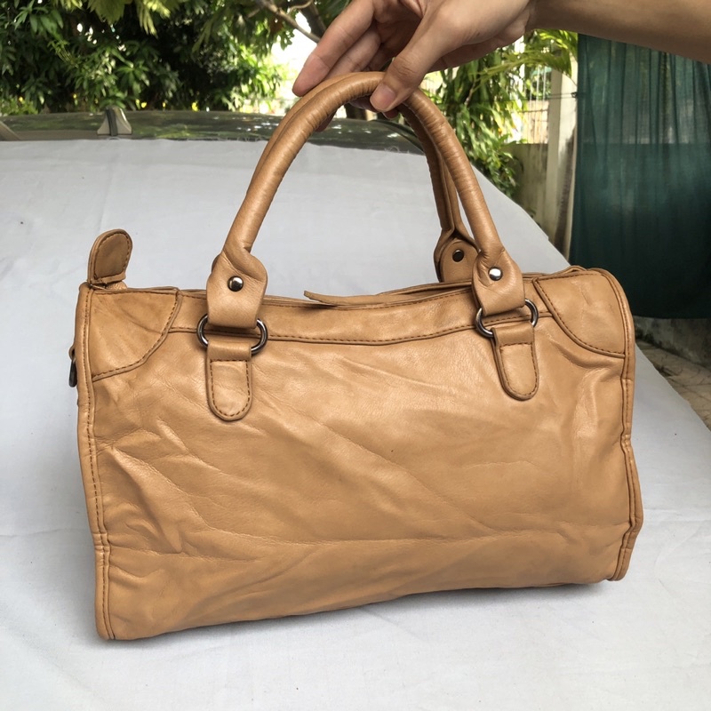 Túi chuẩn si. Túi qua sử dụng. Khách vui lòng xem hình nếu muốn biết thêm thông tin sản phẩm mời khách vô chat. Thanks .