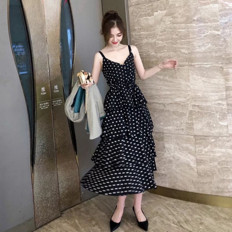 Váy Hai Dây Chấm Bi Xếp Tầng Dáng Maxi còn màu trắng