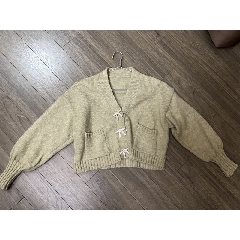 Áo len đính cúc nơ