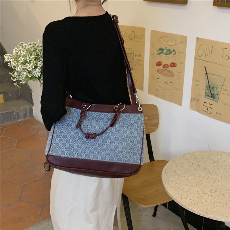 Túi đeo vai IELGY vải denim cỡ lớn phối móc khóa trái tim dành cho nữ