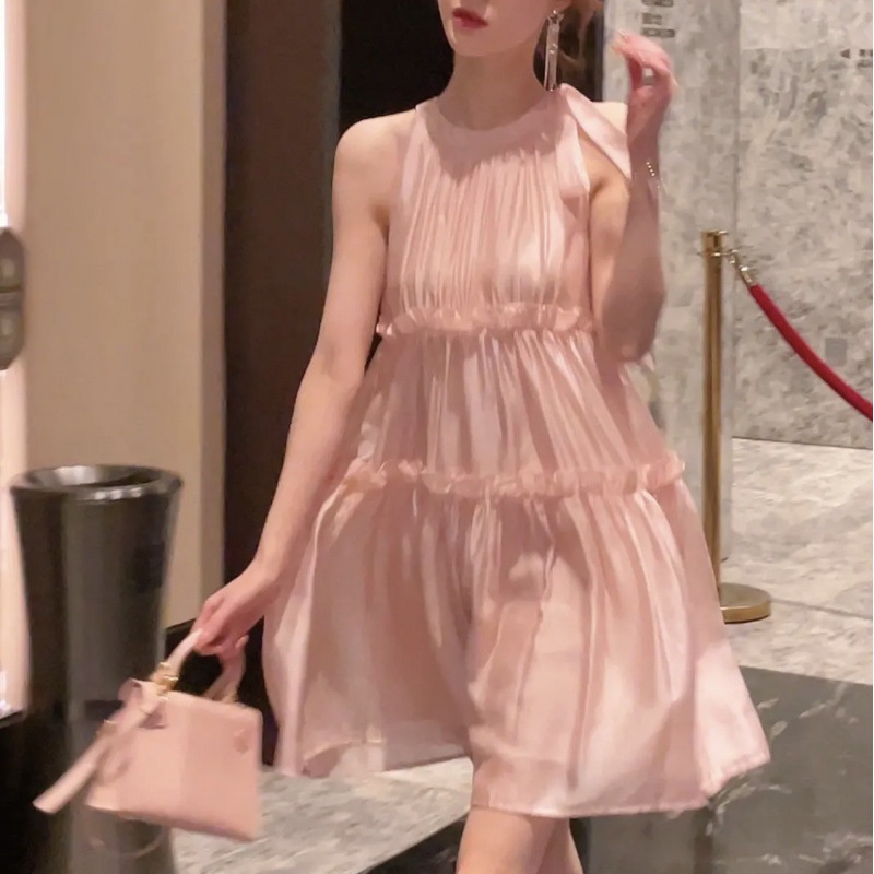 Đấm nữ cổ yếm dáng chữ A, đầm nữ dáng xòe ngang gối chất tơ hàng Quảng Châu