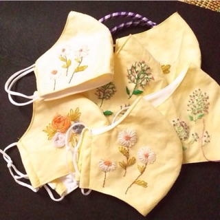 Khẩu trang 3 lớp linen thêu hoa