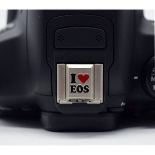 Miếng che Hotshoe I love EOS kim loại
