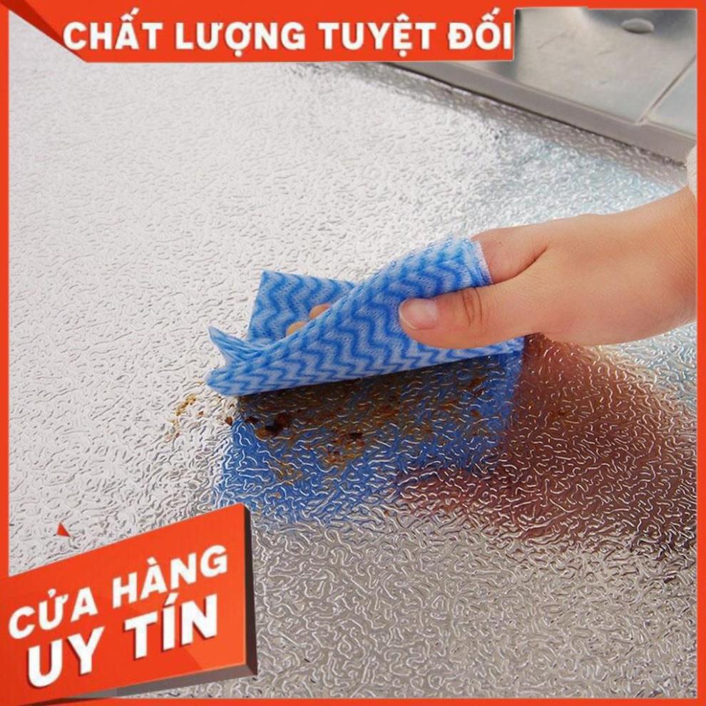 Cuộn giấy bạc dán bếp cách nhiệt, miếng decal dán tường nhà bếp chống thấm bền đẹp