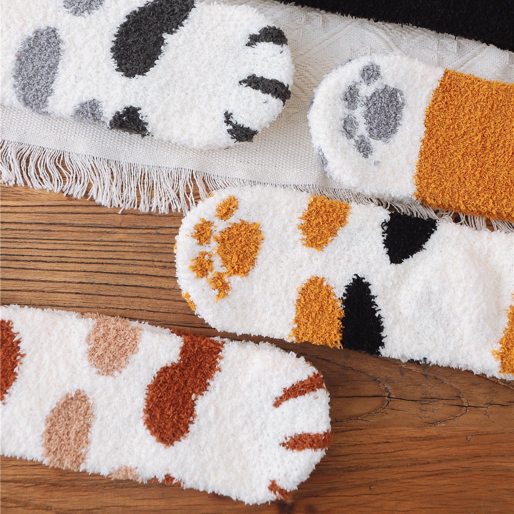 Tất vải nhung san hô dày mềm mại giữ ấm mùa đông mang đi ngủ in hình chân mèo nhiều màu thời trang cho nữ