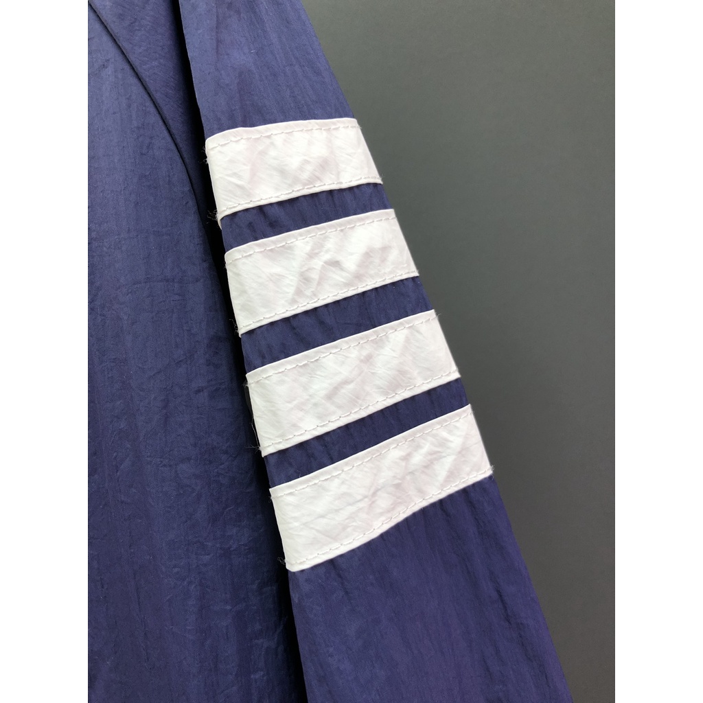 Áo khoác gió nam cao cấp Thom Browne TB thiết kế trẻ trung, hiện đại và năng động mang phong cách tối giản