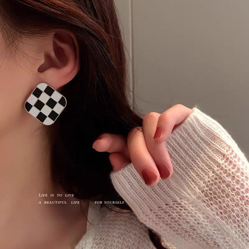 Bông Tai Mạ Bạc 925 Hình Vuông Họa Tiết Caro Trắng Đen Phong Cách Hàn Quốc Thời Trang